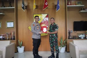 Perkuat Sinergitas dan Soliditas TNI-Polri, Kapolres Tangsel Kunjungi Mako Batalyon Kavaleri 9/SDK