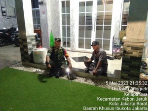 Tetap Waspada Wilayah, Babinsa Koramil 05/KJ Siskamling Bersama Security Deatextil Selamet