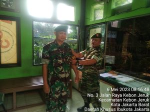 Babinsa 05/KJ Rutin Serah Terima Tugas Jaga Makoramil 05/KJ Kodim 0503/JB