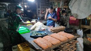 Usai Hari Raya Idul Fitri, Babinsa Koramil 05/KJ Terus Pantau Harga Sembako di Pasar Binaan