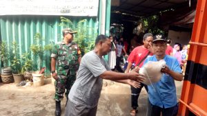 Danramil 05/KJ Bersama Anggota Babinsa Pantau Kegiatan Pembagian Bansos Beras Bulog di Wilayah