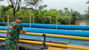 Langkah Antisipasi Banjir, Babinsa Peltu Ampa Uleng Cek Debit Air Sungai