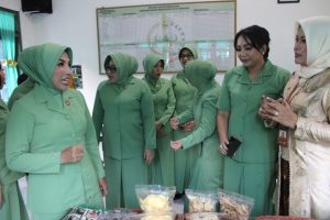 Ketua Persit KCK PD IV/Diponegoro Tinjau Stand UMKM
