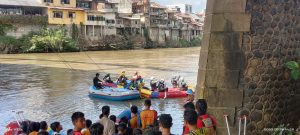 40 Peserta Tergabung Pada 8 Tim Bertarung Mendayung Perahu Karet Dalam Cabor Arum Jeram