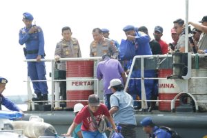 JELANG HARI BHAYANGKARA KE 77 KAPOLDA JATIM BERBAGI SEMBAKO UNTUK WARGA NELAYAN DAN ANAK YATIM
