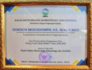 BMKG Berikan Penghargaan kepada Kakantah Tangsel Horison Mocodompis