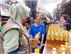 Bantu Warga,Anggota DPRD DKI Jakarta Fraksi PKS Gelar Bazar Minyak Goreng Murah dan Pelayanan Kesehatan Gratis