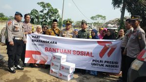 HUT Polri ke-77, Polsek Cisauk Bagikan 100 Paket Sembako Di Dua Titik
