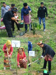 PENANAMAN DAN PEMBAGIAN BIBIT POHON OLEH GUBERNUR SUMATERA SELATAN