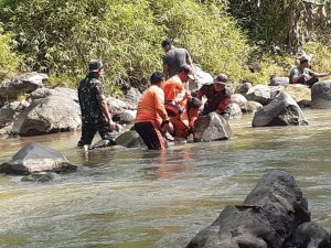Koramil 13/Leksono Bersama SAR dan Masyarakat Membuat Tanggul