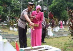 Kapolres Malang Tabur Bunga Di Makam Pahlawan,Menjelang Hari Bhayangkara ke-77