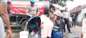 Hari Bhayangkara ke-77, Polres Malang Distribusikan Air Bersih Untuk Warga