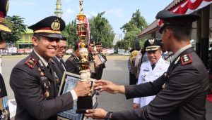Upacara Hari Bhayangkara Ke-77, Kapolres Pasuruan Berikan Penghargaan Kepada Anggota Berprestasi