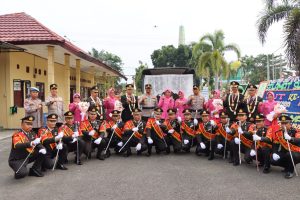 Dalam Rangka Hari Bhayangkara Ke-77, Empat Personil Polres Mura dilepas tugaskan dengan cara menaiki Mobil Barrier Polri, yang sudah dihiasi seperti mobil pengantin Oleh Kapolres AKBP Danu Agus Purnomo SIK, MH