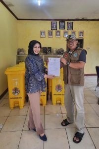 Samra Tuti Inisiasi Kebutuhan Warga Pondok Maharta, Terima Bantuan Tempat Sampah Portabel dari KLHK RI