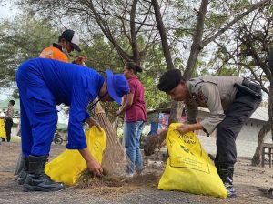 Peduli Lingkungan Polda DIY, Kerja Bakti dengan Masyarakat.