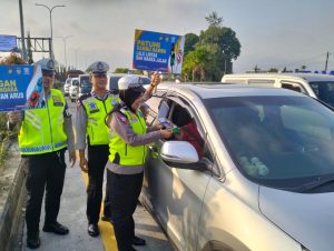 Gelar Operasi Patuh Semeru 2023, Satlantas Polres Malang Bagikan Brosur Imbauan Keselamatan Kepada Pengendara