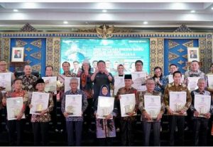 Pemkap Oku Selatan Terima Penghargaan Pada Puncak Perayaan HUT Tribun Sumsel Ke:-11 Bertajuk 1001 Inovasi Energi Baru untuk Negeri dari Bumi Sriwijaya.