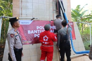Aparat Polres Bantul Dan PMI Bantul Kirim Air Bersih Kerumah Warga.