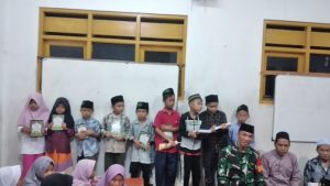 Kepedulian Babinsa Kepada Desa Binaannya Memberikan Al-Qur’an Dan Iqro Untuk TPQ