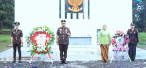 Peringati Hari Bhakti Adhyaksa ke 63, Kejaksaan Negeri Oku Selatan Ziarah dan Tabur Bunga di Taman Makam Pahlawan Buay Rawan