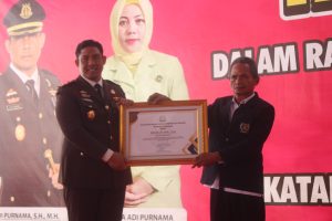 Komitmen Dukung Penegakan Hukum, Kajari OKU Selatan Berikan Penghargaan ke Ketua Organisasi Pers di OKU Selatan