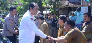 Bupati Popo Ali Serahkan Bantuan CPPD Kepada Korban Banjur Du Desa Takana