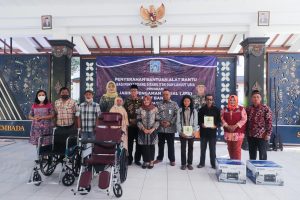 Penuhi Kebutuhan Disabilitas Dan Lansia Bupati Sleman, Serahkan Bantuan Rp.300 Juta.
