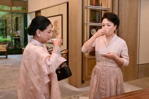 Momen Ibu Iriana Jokowi Minum Teh dengan Madam Peng Liyuan Di Chengdu