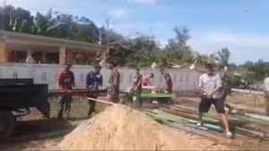 Karya Bakti Satnonkowil Batalyon Infanteri Yonif 642/Kapuas Membersihkan Lingkungan Masjid Kelurahan Sengkuang
