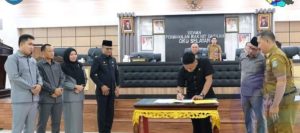 Pemkab Dan DPRD Oku Selatan Tandatangani Persetujuan Akhir Enam Fraksi Terhadap Raperda Kabupaten Oku Selatan Tahun 2023.