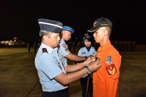 33 Calon Penerbang TNI Jalani Tradisi Penyerahan Brevet Sebelum Wingday.