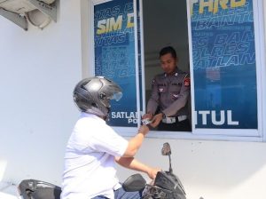 Satlantas Polres Bantul Berlakukan Perpanjang SIM Tanpa Turun Dari Kendaraan.