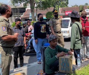 Menganggu Pengendara Lalulintas Pengamen Jalanan Ditertibkan Satpol PP Sleman.