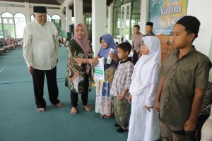 Peringati Bulan Muharam Dan Hut RI Ke 78 Bupati Sleman, Serahkan Santunan Kepada Anak Yatim Dari Baznas Sleman.
