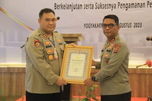 Kapolda DIY, Serahkan Penghargaan Quick Wins Presisi Tahun 2022/2023 Kepada Kapolres Bantul.