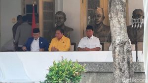 Patung Para Pendiri Bangsa Saksi PAN dan Golkar Dukung Prabowo Jadi Capres