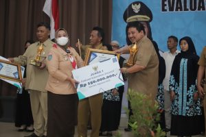 Serahkan Penghargaan Bupati Sleman, Kustini Sri Purnomo Berpesan Agar Tingkatkan Pelayanan Prima.