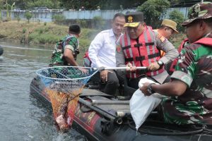 Sambut HUT Ke-78 RI Daenk Jamal Dampingi Kapolda Metro Jaya dan Pangdam Jaya Bersih-Bersih Sampah di Aliran Kalijodo