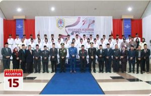 H. Dadi Sunarya Usfa Yursa Mengukuhkan Sebanyak 32 Anggota Pasukan Pengibar Bendera Pusaka (Paskibraka) Kabupaten Melawi Tahun 2023