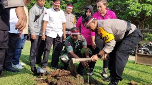 Kapolres AKBP I Wayan Arta Ariawan, S.H., S.I.K.,M.H, pimpin penanaman seribu di kabupaten Tebo