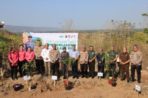 Sambut Hari Kemerdekaan RI Ke 78 Kapolda DIY, Dan Jajarannya Tanam Ribuan Pohon.