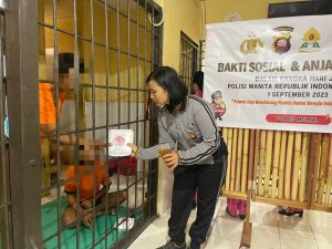 Polwan Polres Melawi Berbagi Keberkahan Memberikan Makanan Kepada Tahanan