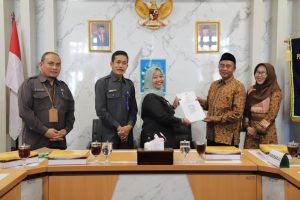 Bupati Sleman, Kustini Sri Purnomo Serahkan Penghargaan Kepada Lima Kalurahan DBKS Tahun 2023.