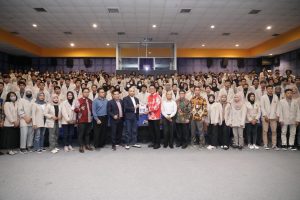 Ketua Tim Koordinasi Penanggulangan Kemiskinan Daerah Kabupaten Sleman, Danang Maharsa Beri Motivasi Kepada 132 Mahasiswa Yang Menerima Beasiswa Sleman Pintar.