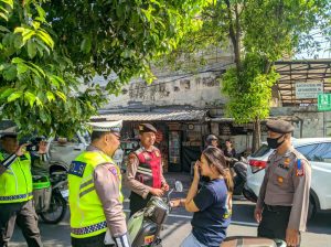 Kabid Humas Polda DIY Mengatakan, Saat Dilakukan Operasi Zebra Progo 2023 Banyak Sekali Masyarakat Tidak Mengunakan Helm Dengan Alasan Jarak Tempuhnya Hanya Dekat.