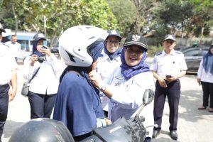 Peringati Harhubnas 2023, Bupati Sleman Bagikan 52 Helm Kepada Pengendara Sepeda Motor.