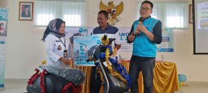 Hari Pelanggan Nasional,PLN Berikan Apresiasi Kepada Arsawati Warga Jembatan Lima Sebagai Pelanggan Setia