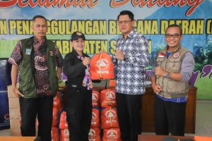 Wabup Sleman, Danang Maharsa Serahkan Distribusi Bantuan Logistik Kepada Relawan Kebencanaan Merapi.