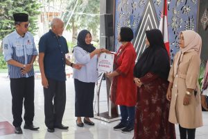 Bupati Sleman, Serahkan Bantuan Usaha Bagi Perempuan Rawan Sosial Ekonomi.